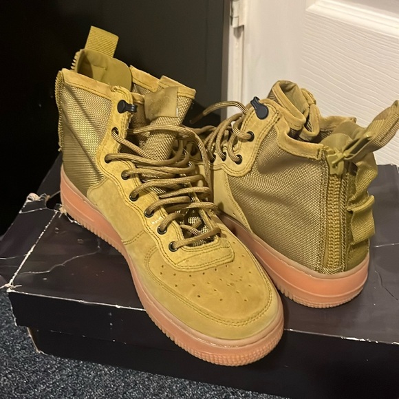 NIKE SF AF1 MID (GS) 7Y Desert Moss - Picture 1 of 12